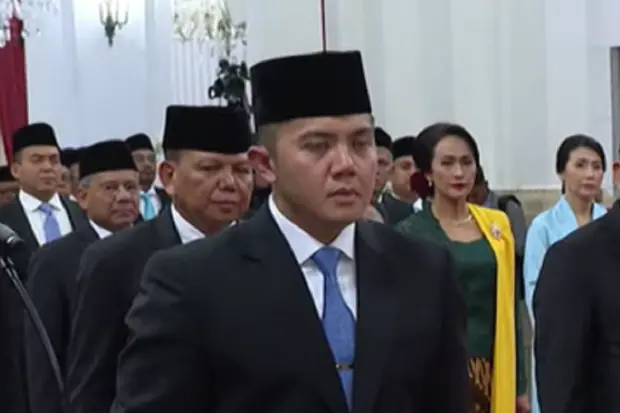 Mayor Teddy Jadi Seskab, Statusnya di TNI Tetap?