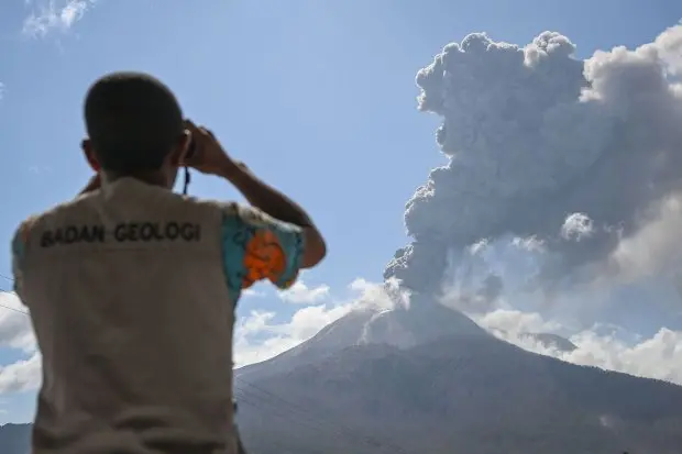 Abu Vulkanik Gunung Lewotobi Lumpuhkan Bandara Komodo