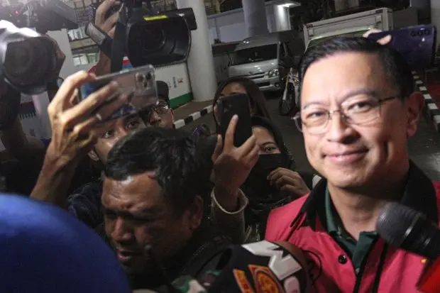 Tom Lembong Tersenyum Misterius Usai Diperiksa 10 Jam di Kejagung