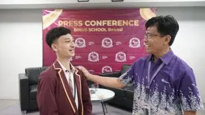 BINUS SCHOOL Bekasi Dorong Penurunan Emisi dengan Lampu Tenaga Surya