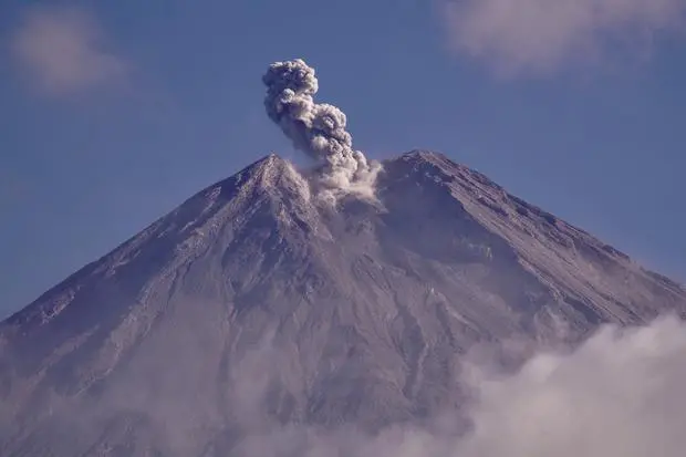 Semeru Erupsi Tiga Kali, Warga Diminta Jauhi Zona Bahaya