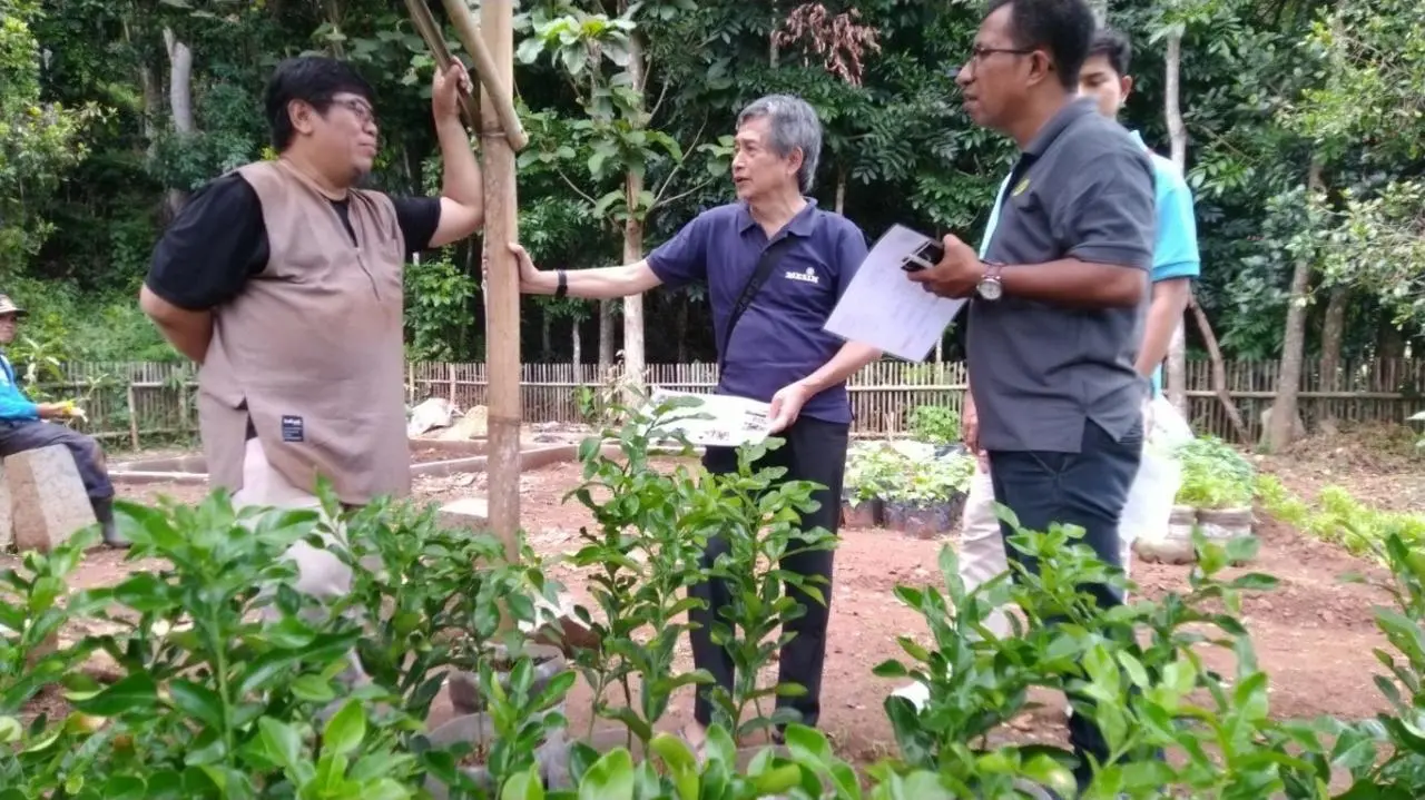 FTUI dan Koperasi SAS Sukseskan Inovasi "Kebun Galon" di Desa Sukajaya