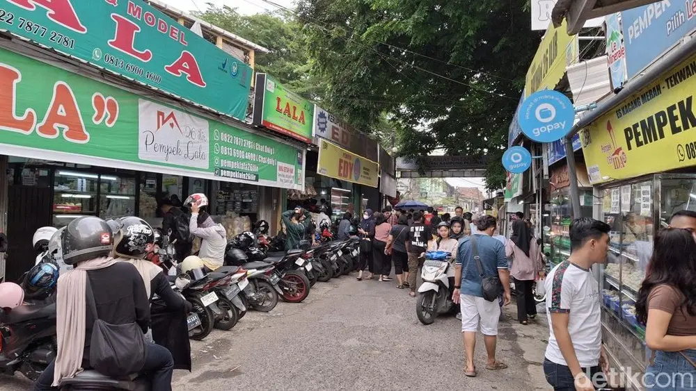 Penjualan Pempek dan Kerupuk Lesu Jelang Lebaran di Palembang