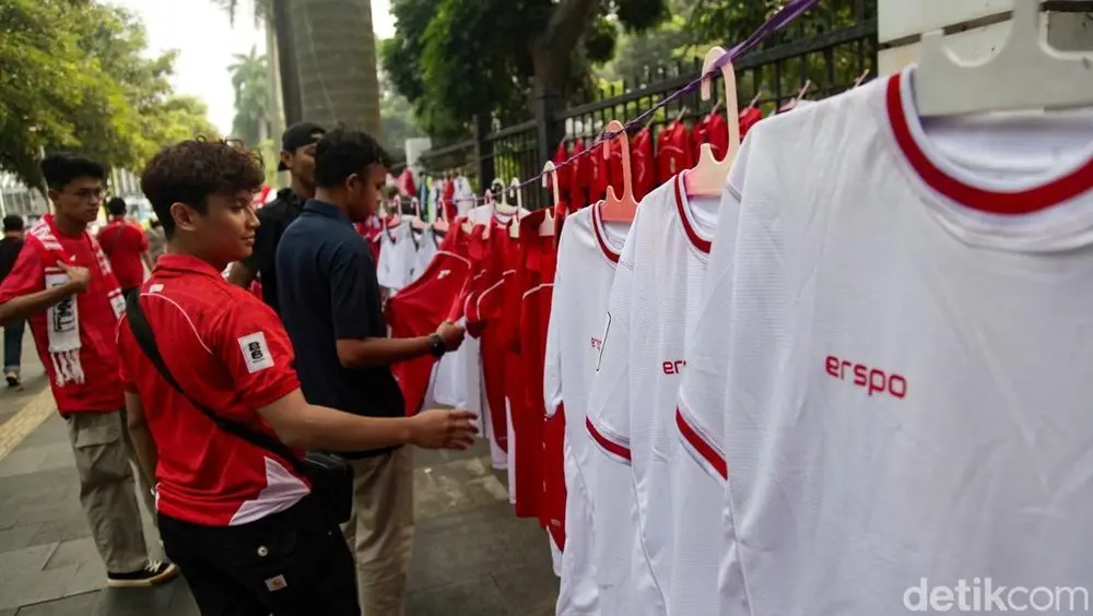 Euforia Timnas Indonesia vs China, Pedagang Suvenir di GBK Banjir Rezeki