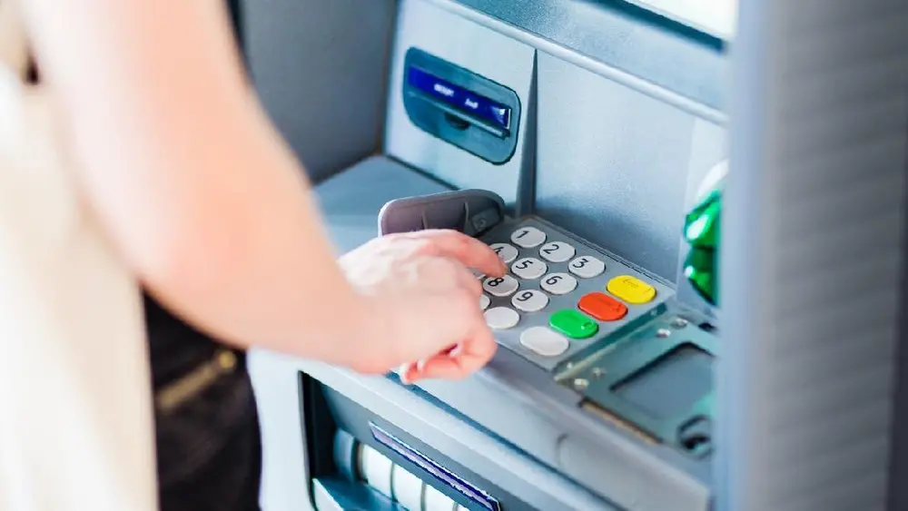 Transaksi Lama di ATM Bikin Antre? Begini Etika Menegurnya
