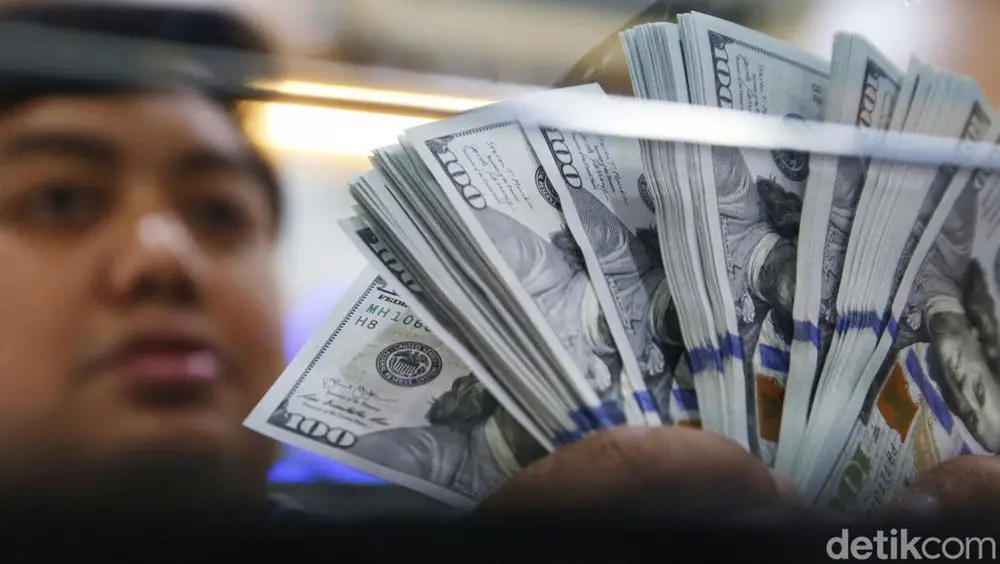 Rupiah Terkapar Dihantam Dolar AS, Tembus Rp 17.000?