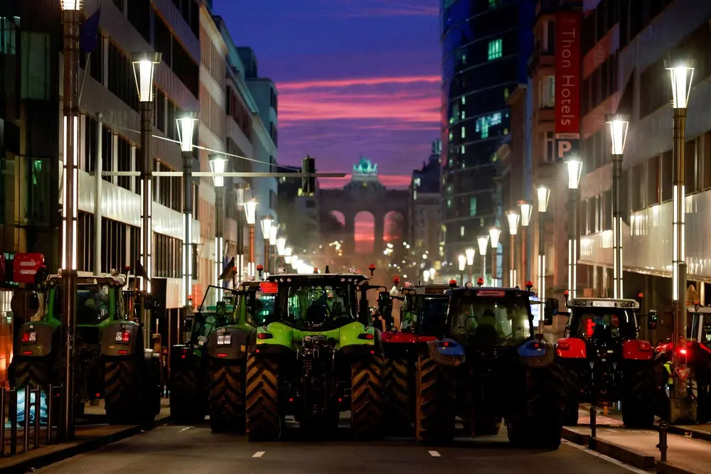 Traktor Petani Kembali Blokade Jalan Saat KTT Uni Eropa di Brussels
