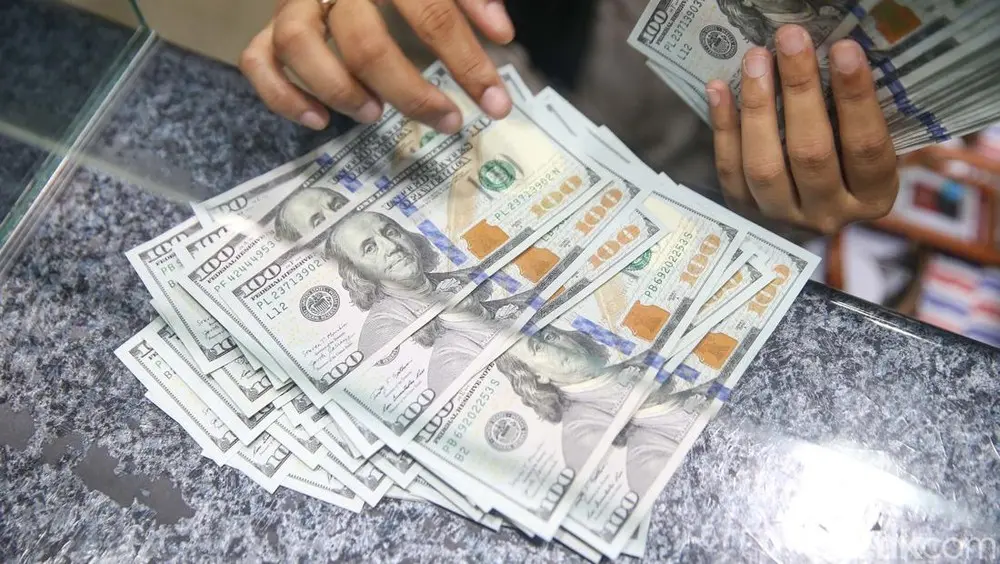 Dolar AS Kembali Menguat, Rupiah Bertahan di Level Rp 16.800-an