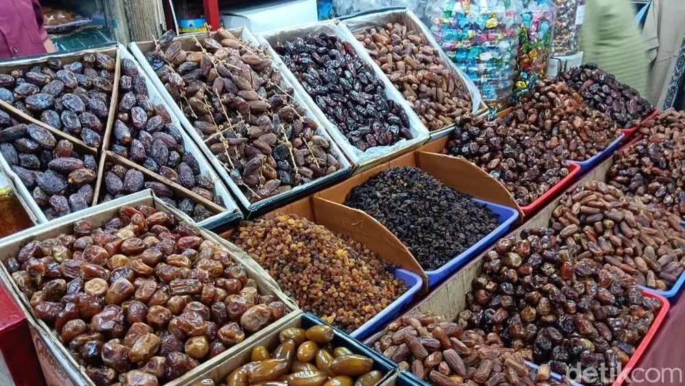 Ramadan Berkah, Kurma Tanah Abang Laris Manis Meski Keuntungan Pedagang Tergerus