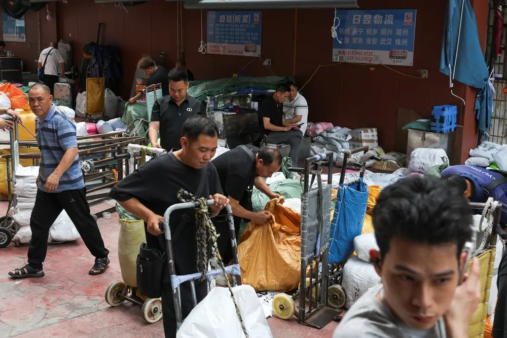 Guangzhou Berdenyut: Pasar Grosir Pakaian Tak Pernah Sepi