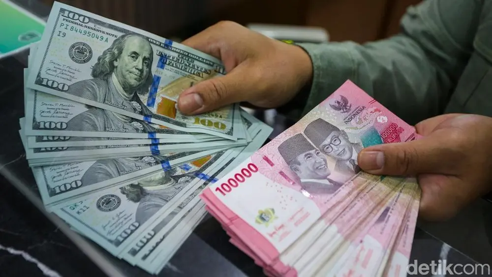 Rupiah Terpuruk: Dolar AS Tembus Rp 17.858, Menkeu Heran