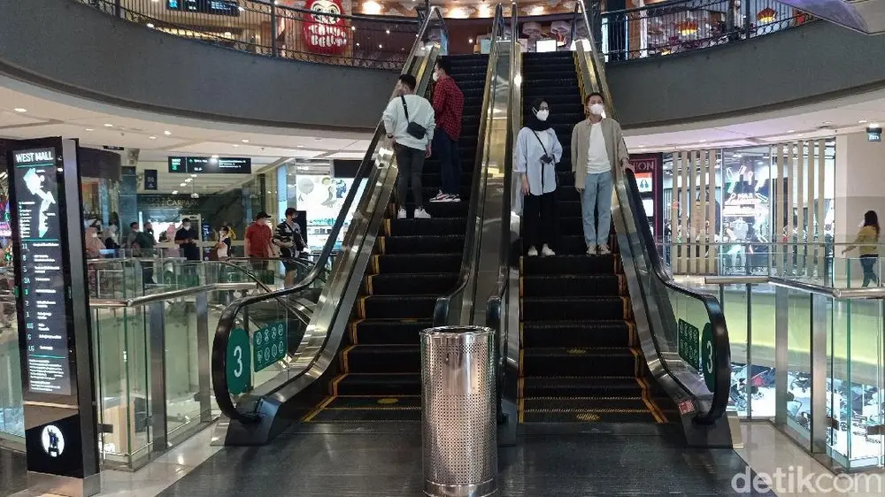 Mal Penuh Konsumen Pilih Barang Murah