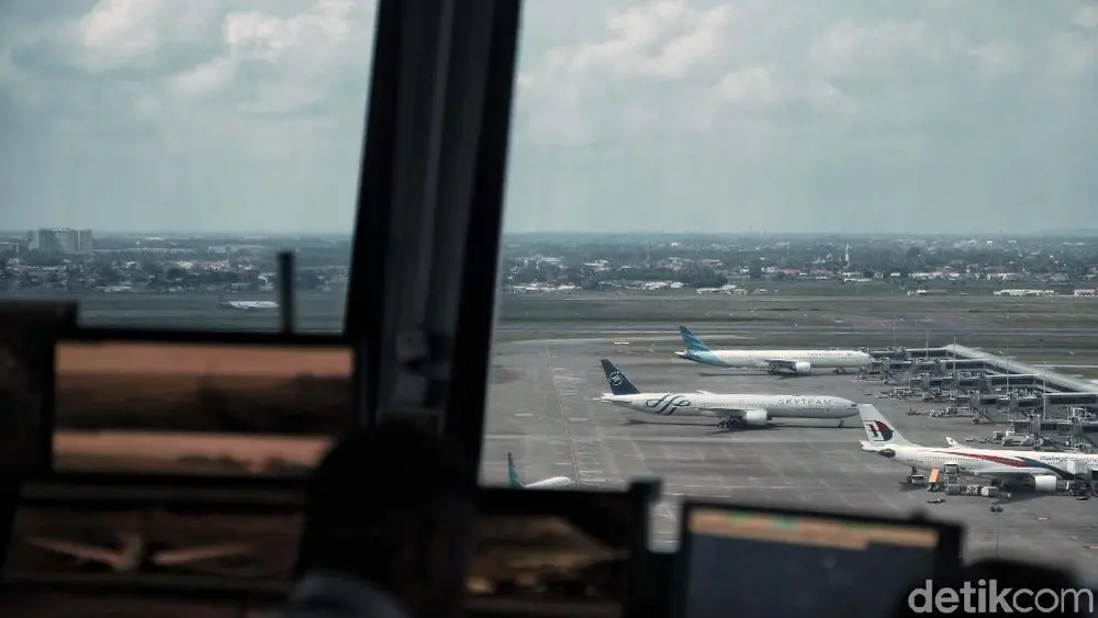 Krakatau Menggila Bandara Tetap Beroperasi