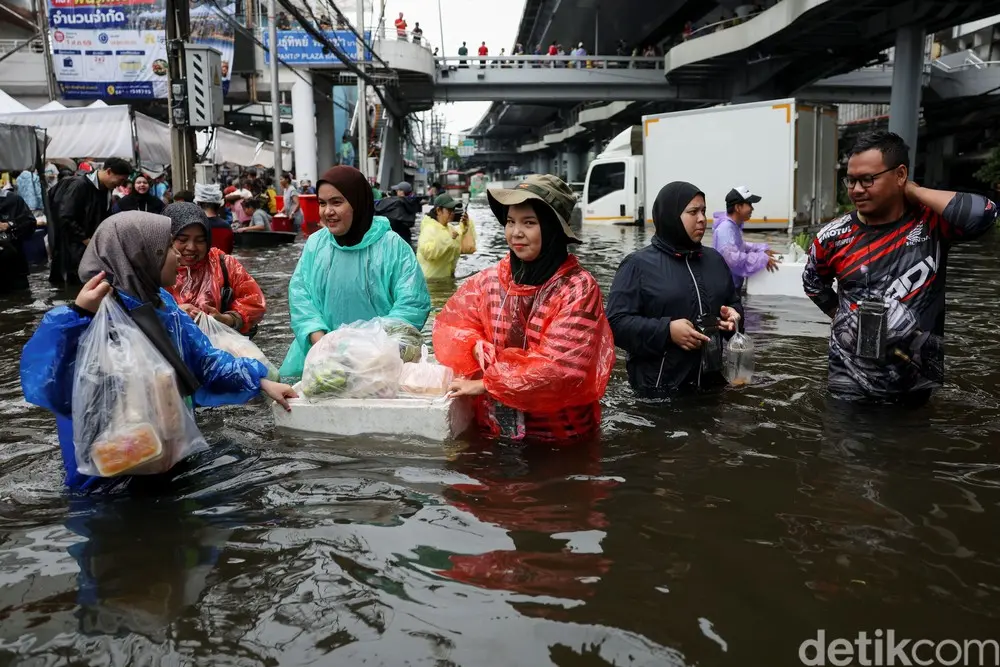 Warga Bangkok Serbu Pasar di Tengah Banjir