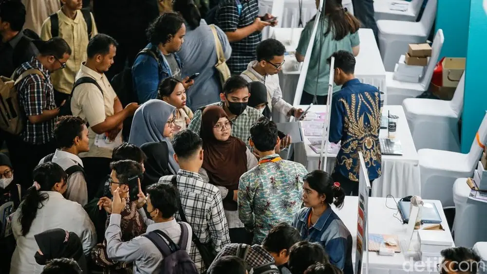 Rebutan Kerja di Tengah Badai PHK Massal