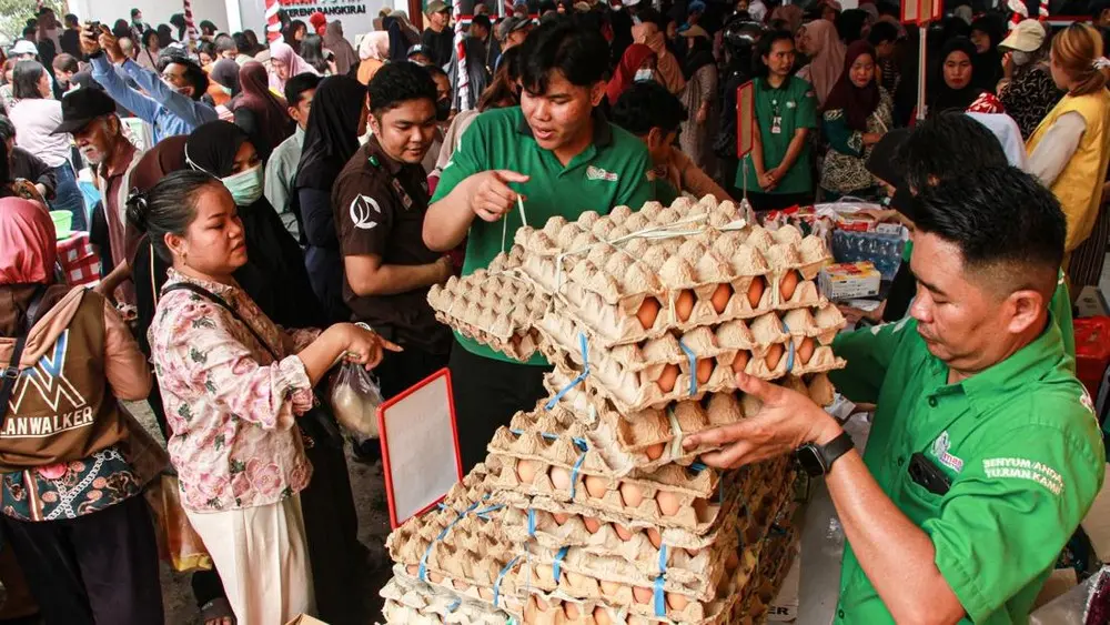 Warga Serbu Sembako Murah di Palangka Raya