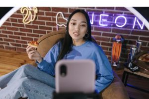 Influencer: Raja Baru Tren Belanja Gen Z