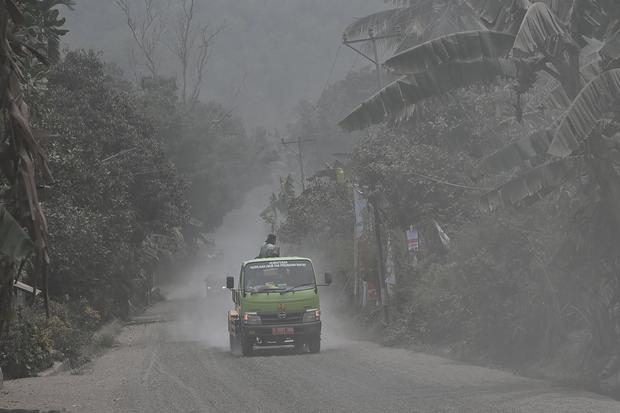 TNI Sediakan Dapur Umum dan Layanan Kesehatan untuk Korban Erupsi Lewotobi