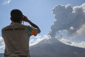 Abu Vulkanik Gunung Lewotobi Lumpuhkan Bandara Komodo