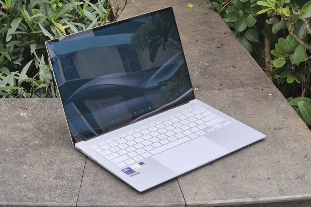 Zenbook S 14 OLED: Laptop Tipis, Performa Tangguh, dan Baterai Awet