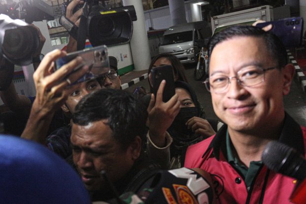 Tom Lembong Tersenyum Misterius Usai Diperiksa 10 Jam di Kejagung