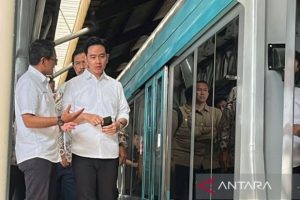 Gibran Tinjau Uji Coba Kereta Listrik di Solo, Solusi Macet di Kota?
