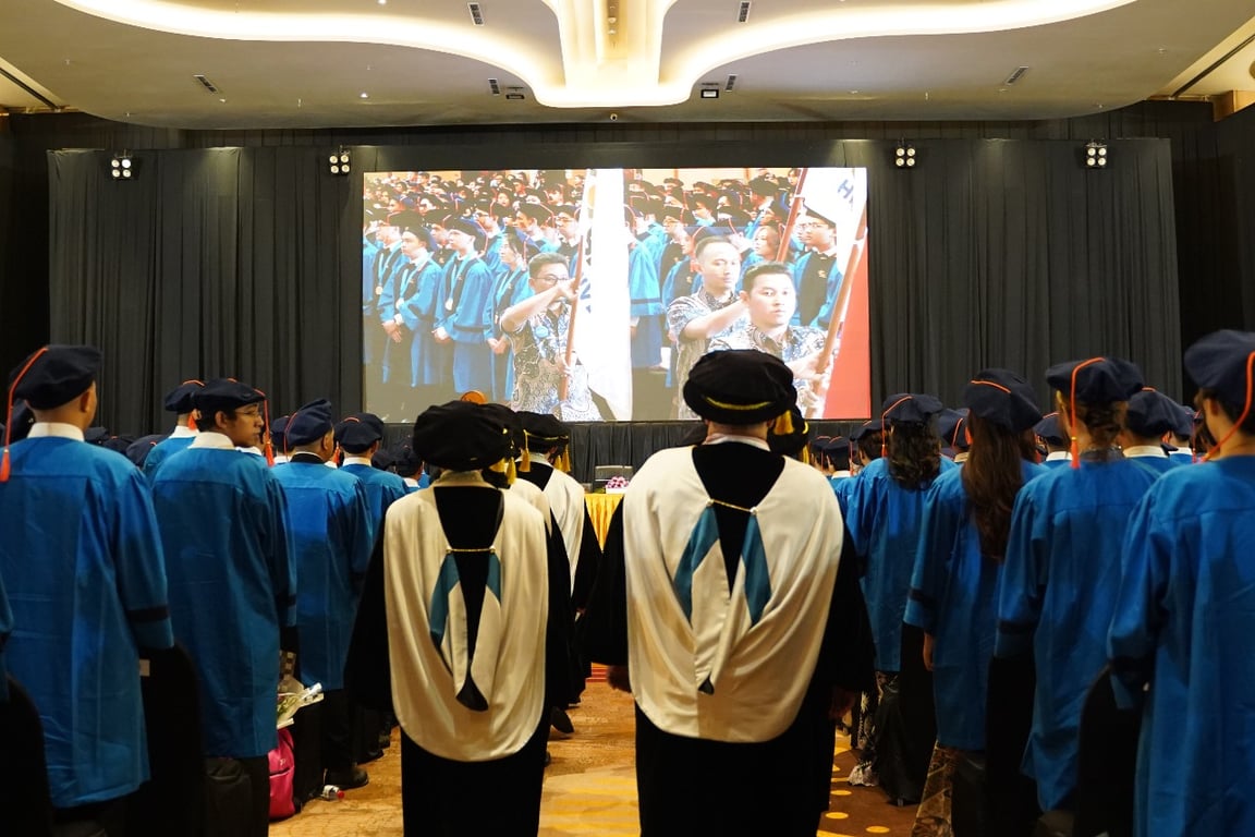 BINUS @Malang Wisuda 70 Lulusan, Kisah Inspiratif Anak Guru yang Membiayai Kuliah Sendiri