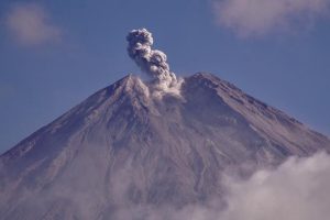 Semeru Erupsi Tiga Kali, Warga Diminta Jauhi Zona Bahaya