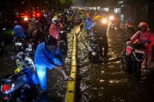 Hujan Deras Rendam Jakarta, Puluhan Jalan dan RT Terendam