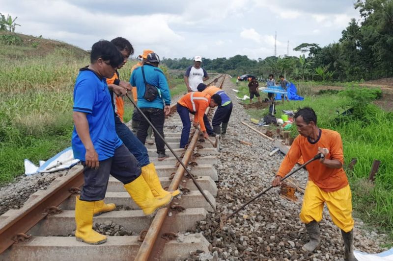 Direktur Utama KAI Minta Maaf Atas Keterlambatan Kereta Akibat Banjir Grobogan