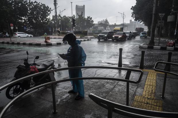 Hujan Petir Mengintai Jakarta Rabu Pagi