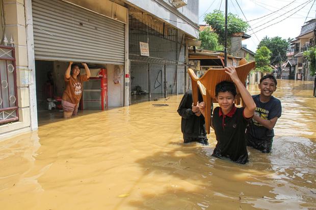 Banjir Jakarta: Ribuan Warga Mengungsi, Ciliwung Siaga