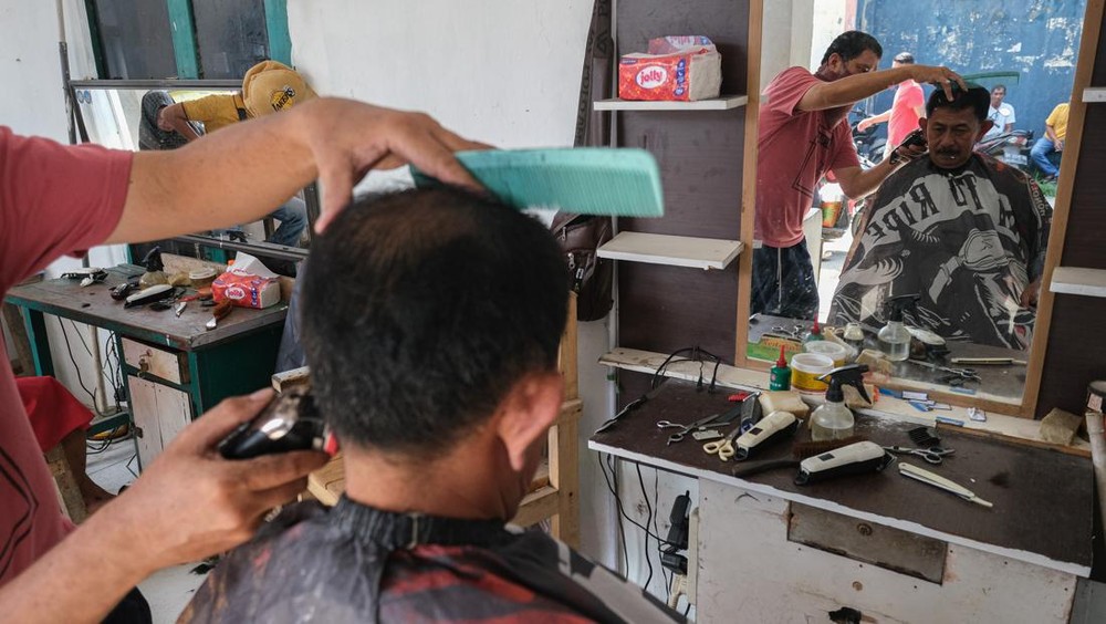 Jelang Idul Adha, Tukang Cukur di Kendari Kebanjiran Pelanggan