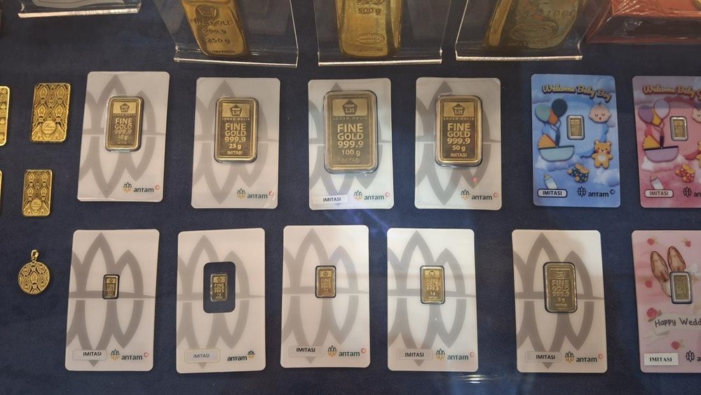 Harga Emas Antam Terjun Bebas Hari Ini!