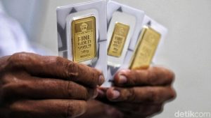 Imbas Kebijakan Trump, Harga Emas Antam Anjlok