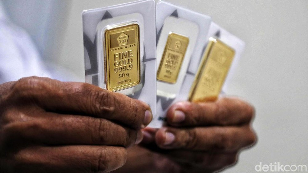 Imbas Kebijakan Trump, Harga Emas Antam Anjlok