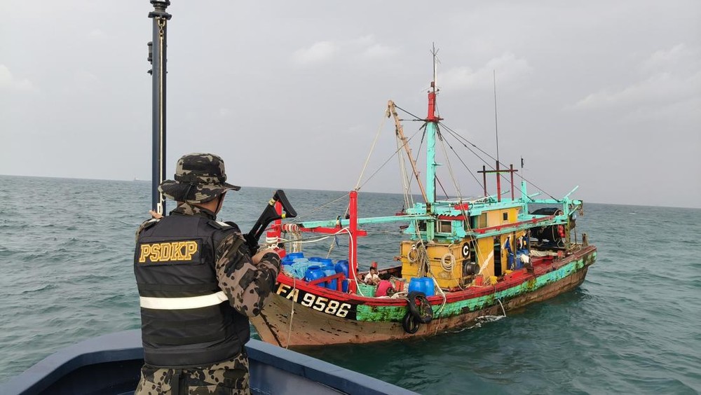 Kapal Ikan Malaysia Ditangkap karena Mencuri Ikan di Selat Malaka