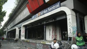 Halte TransJakarta Senen dan Polda Metro Jaya Dirusak Massa, Kondisinya Memprihatinkan