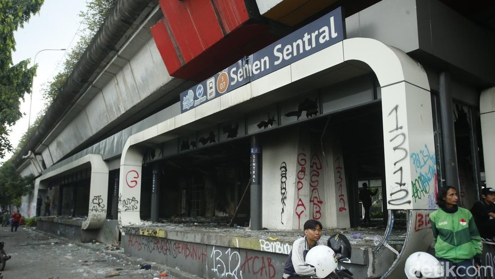 Halte TransJakarta Senen dan Polda Metro Jaya Dirusak Massa, Kondisinya Memprihatinkan