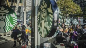 Starbucks Pangkas Operasi: Tutup Ratusan Gerai dan PHK Ratusan Karyawan
