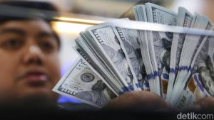 Rupiah Terkapar Dihantam Dolar AS, Tembus Rp 17.000?