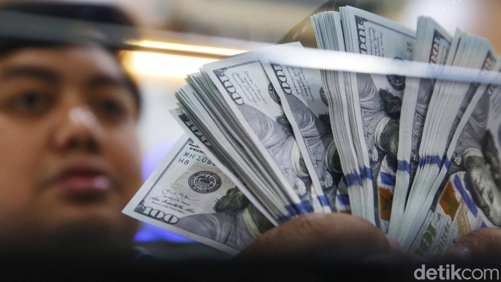 Rupiah Terkapar Dihantam Dolar AS, Tembus Rp 17.000?