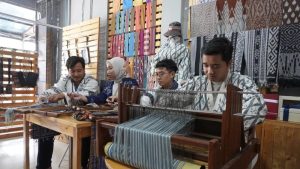Sarung Tenun Indonesia Tembus Pasar Malaysia, Raup Omzet Ratusan Juta Rupiah