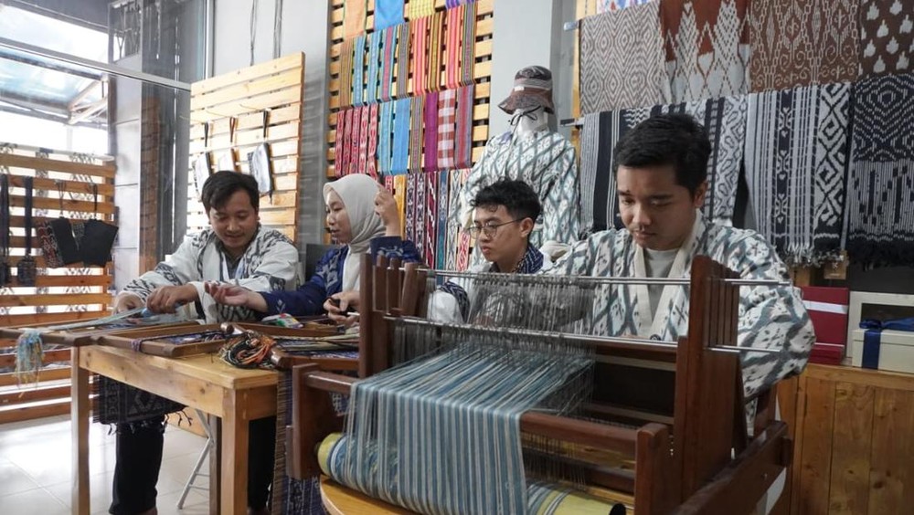 Sarung Tenun Indonesia Tembus Pasar Malaysia, Raup Omzet Ratusan Juta Rupiah