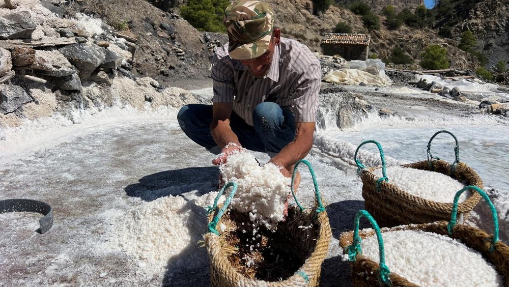 Warisan Rasa: Menjelajahi Tradisi Panen Garam Belayel yang Abadi