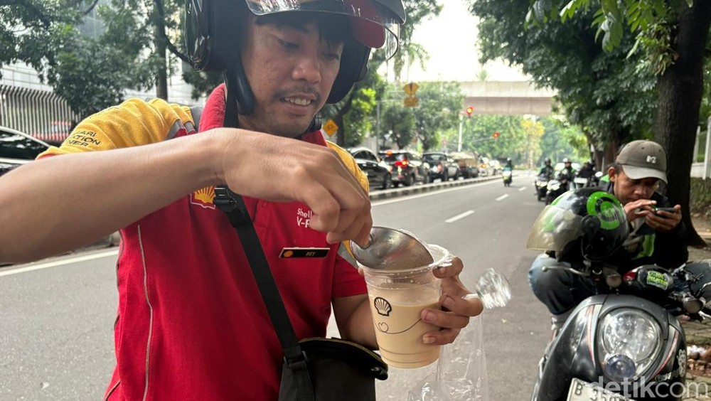 Imbas Stok BBM Kosong, Pegawai SPBU Shell Jualan Kopi Keliling