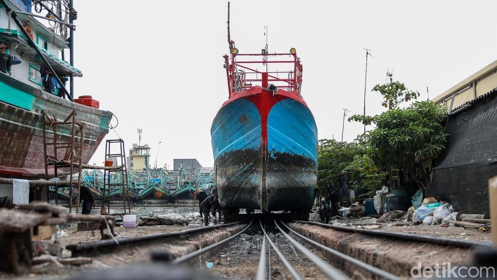 Perawatan Rutin Kapal Cumi di Muara Angke Jaga Pasokan Pasar