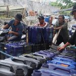 Warga Muara Angke Merogoh Kocek Dalam Demi Air Bersih