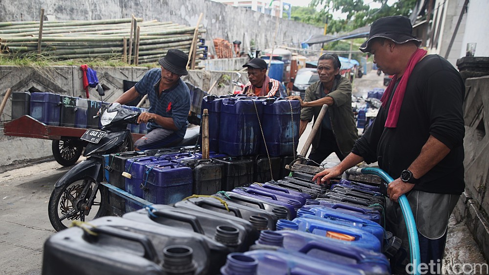 Warga Muara Angke Merogoh Kocek Dalam Demi Air Bersih