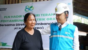 Setelah Bertahun-tahun dalam Kegelapan, Ni Wayan Akhirnya Nikmati Terangnya Listrik